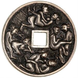 Kina, amulet med kvadratisk centerhul. Avers med tekst feng hua xue yue  vind, blomst, sne, måne ilustrerende til hver årstid glæden ved kærligheden.