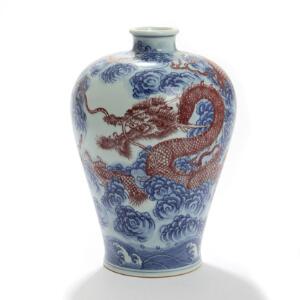 Kinesisk vase af porcelæn, dekoreret med drage og skyformationer i underglasurfarver. Stemplet. 20. årh. H. 33.