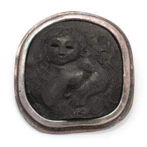 Broche af sterlingsølv prydet med kvindemotiv i jern. Jacob Hull. Ca. 1970. L. 4,8 cm.