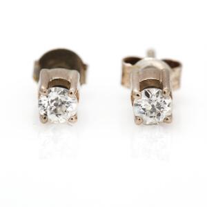 Et par diamantørestikker af 14 kt. hvidguld hver prydet med brillantslebet diamant på ca. 0.38 ct ialt. Bagstopper mangler. Æske medfølger. Ca. 1990. 4