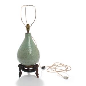 Kinesisk pæreformet celadon beholder af stentøj, dekoreret med åkander. 18.-19. årh. H. ekskl. montering 32.