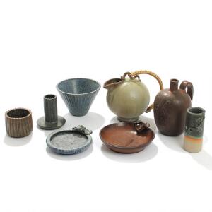 Arne Bang To krukker, lysestage, kande, cylindrisk vase, flaske og to askebægre modelleret med bladværk af stentøj. Sign. monogram. 8