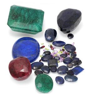 Samling af uindfattede facetslebne smykkesten bestående af safirer, smaragder, ametyster, granater, peridoter og lapis lazuli. 50