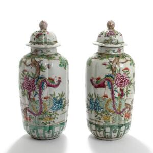 Et par kinesiske lågvaser af porcelæn, dekorerede i farver med påfugle i blomstrende landskab. Mærket. 20. årh. H. 47. 2