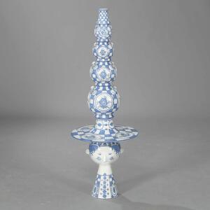 Bjørn Wiinblad Stor syvdelt opsatsvase af glaseret lertøj. Dekoreret med lysegrå underglasur og motiver i blå glasur. H. 125.