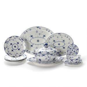 Musselmalet helblonde service af porcelæn, dekoreret i underglasur blå. Royal Copenhagen. 10