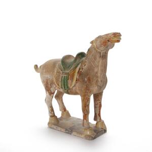Kinesisk hest af glaseret keramik. Tang 618-906 eller senere. H. 24 cm.