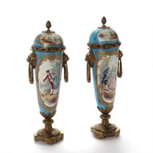 Et par franske prydvaser af porcelæn dekorerede i farver og med guld med galante scener og bronzemonteringer. Faux Sevres stempler. 19. årh. H. 46 cm. 2