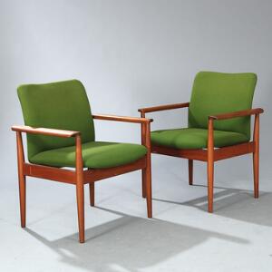 Finn Juhl Diplomatstolen. Et par armstole med stel af teak. Sæde og ryg betrukket med grøn uld. Model 209. Udført hos CADO. 2