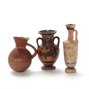 En samling antikker bestående af lille sortfigureret amfora, en lekyth samt antagelig cypriotisk vase. Grækenland og antagelig Cypern 9.-6. årh. 3