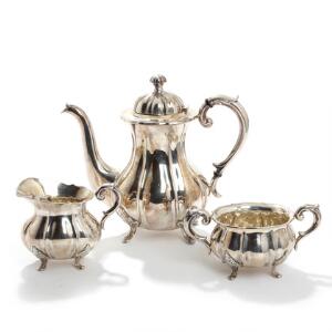 Kaffeservice af sølv, bestående af kaffekande, sukkerskål og flødekande, ligeknækket korpus. Mester Hugo Grün. Rococo-form, 20. årh. 3