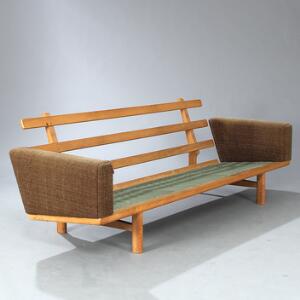 Hans J. Wegner Tre-personers sofa med stel af eg, armlæn betrukket med brun uld. Udført hos Getama. L. 210.