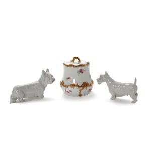 En samling Meissen porcelæn, bestående af to hunde af udekoreret porcelæn samt kiksespand i farver og guld. Meissen 20. årh. 3