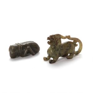 Græshoppe og kilin af grønlig jade. Kina 20. årh. L. 7 og 8 cm. 2