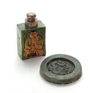 Ming tedåse og tag-plakette af brændt ler med grøn og gylden glasur. Kina 1368-1644. Diam. 15 cm. Tedåse uden låg H. 15 cm.