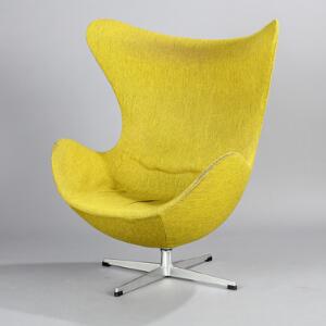 Arne Jacobsen Ægget. Drejestol med gulgrønt betræk, tidlig udgave med højt sæde uden hynde. Model 3315. Udført hos Fritz Hansen 1958-1962.