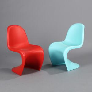 Verner Panton Panton Junior. To barnestole af turkis og rød polyethylen. Udført og stemplet hos Vitra. Sæde H. 38,8. 2