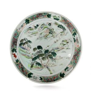 Famille verte fad af porcelæn, dekoreret i farver med landskab. Kina 19. årh. Diam. 37,5 cm.