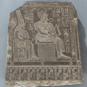 Ægyptisk relief af granit med siddende farao og dronning. Kopi efter oldtidsfragment. H. 47 cm. B. 36 cm. D. ca. 7 cm.