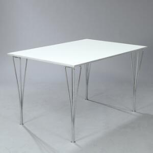 Piet Hein, Bruno Mathsson Rektangulært spisebord opsat på klemben af forkromet stål. Top af hvid laminat med alu-kanter. Model B436.