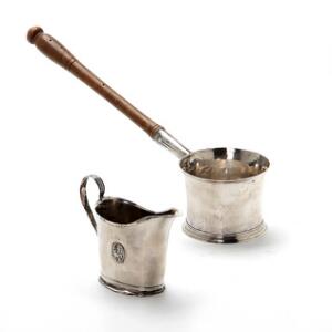 Brandy potte samt flødekande af sølv. Mester Timothy Ley, London 1715-16 og mester Hans Israel Lyberg, Borås, Sverige 1813. 2