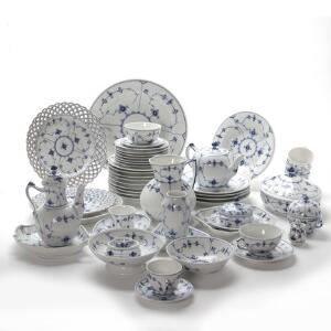 Musselmalet service af porcelæn, dekoreret i underglasur blå. Royal Copenhagen. 53