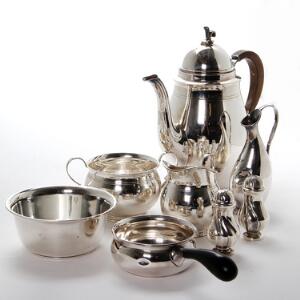 Samling blandet sølv bestående af bl.a. kaffesæt, lille skål og lille vase. Danmark 20. årh. H. 6,5-19,5 cm. Vægt inkl. dele med træ 805 gr. 8