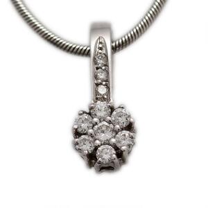 Diamantvedhæng af 18 kt. hvidguld med tilhørende kæde prydet med talrige brillantslebne diamanter. L. 1,3 og 40 cm.