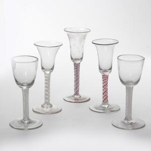 Fem diverse vinglas med lige stilk indlagt med spiraler. 1819 årh. Antagelig England. H. 14-16 cm. 5