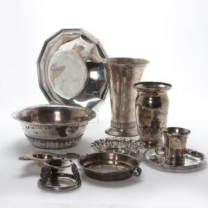 Samling sølv bestående af diverse skåle, vase og tesi. Danmark 20. årh. Diam. 13,5-26 cm. H. 20 cm. Vægt 2040 gr. 10