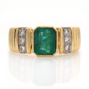 Smaragd- og diamantring af 18 kt. guld prydet med smaragdslebet smaragd flankeret af brillantslebne diamanter. Str. 53.