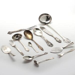 Samling sølv bestående af diverse bestik i varierende design, suppeøse, serveringsspader mm. Danmark 20. årh. Vægt eksl. dele med stål 880 gr. 30