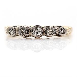 Diamantring af 8 kt. guld- og hvidguld prydet med enkeltslebne diamanter. Str. 50.