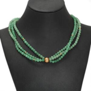 Ole Lynggaard Tre-radet perlehalskæde med perler af grøn agat prydet med kuglelås af 14 kt. guld. L. 40 cm. Perlediam. ca. 5,5 mm.