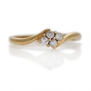 Diamantring af 9 kt. guld prydet med brillantslebne diamanter. Str. 49. Ca. 1980.