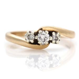 Diamantring af 9 kt. guld prydet med brillantslebne diamanter. Str. 52. Ca. 1990.