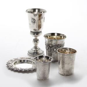 Samling sølv bestående af lille pokal, bægere samt glasbakke. Danmark mm. 20. årh. Vægt 319 gr. 5