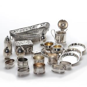 Samling sølv bestående af bl.a. lille kurv, æske, servietringe, glasbakker mm. Danmark mm 20. årh. Vægt 1270 gr. 251
