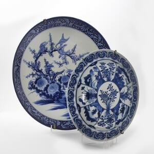To fade af porcelæn, dekorerede i blåt med henholdsvis blomster og fugle og figurer i felter. Kina og Japan 19. årh. Diam. 34-48,5 cm. 2