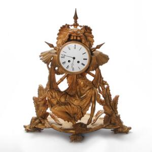 Fransk ur af forgyldt bronze prydet med odalisk siddende i hængekøje, urskive af hid emalje med romertal, urværk sign. Japy Freres. 19. årh. H. 55 cm.