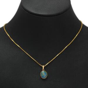 Opalvedhæng af 14 kt. guld med tilhørende kæde prydet med oval cabochonslebet opal. L. ca. 2 og 38 cm. Ca. 1990. 2