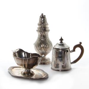 Tre dele sølv bestående af saucebåd med monogram, strøbøsse i rokoko form og engelsk kaffe termo kande med sidehank. Vægt inkl. kaffekande 1192 g 3