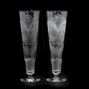 Et par høje koniske glas, ætsede med billeder af Kong Christian IX og Dronning Louise. Holmegaard 1892. H. 24,5. 2