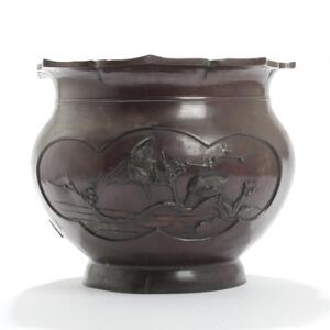 Orientalsk blomsterkrukke af patineret bronze, rigt støbt med fugle på blomstrende grene. Mærket. 20. årh. H. 24,5. Diam. 31.