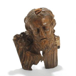 Helgen. Fragment af udskåret og delvis bemalet træ. 17.-18. årh. H. 33.