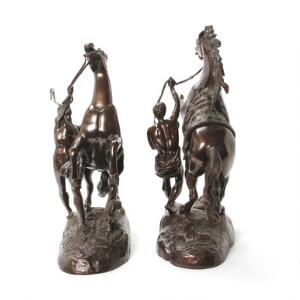 Guillaume Coustou, efter Chevals de Marly. To figurer af patineret bronze i form af heste og pager. 20. årh. H. ca. 38 cm. 2.