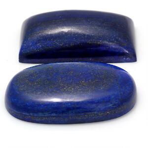 To større uindfattede cabochonslebne lapis lazuli på henholdvis ca. 1850.00 ct. og 1950.00 ct. I alt ca. 3800.00 ct. Certifikater medfølger. Ca. 2013. 2