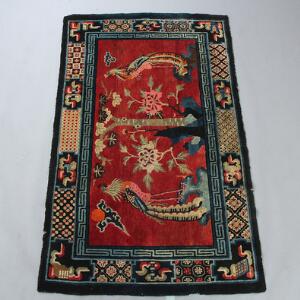 Kinesisk Pao Tao tæppe, blomster og fuglemotiver på rød bund. 20. årh.s midte. 215 x 130.