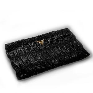 Prada Dametaskeclutch Pochette in Pelle, i sort lak med forgyldte lynlåse samt monogram. Original støvpose og kvittering medfølger. Harrods 2008.