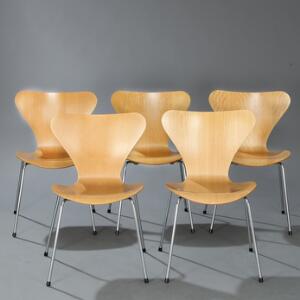 Arne Jacobsen Syveren. Et sæt på fem spisestole opsat på stel af stål. Sæde og -ryg af formbøjet, lamineret bøg. Model 3107. 5
